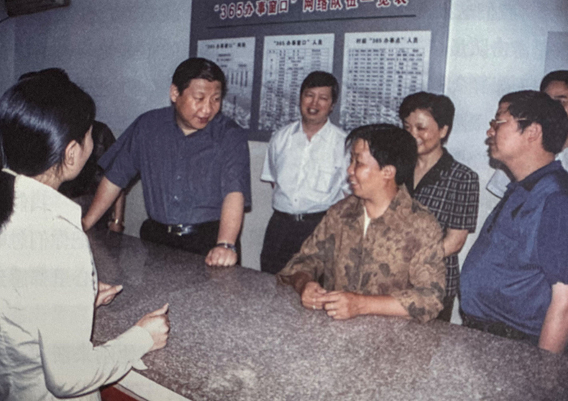 2003年6月，習(xí)近平在浙江金華市磐安縣新渥鎮(zhèn)“365辦事窗口”調(diào)研。