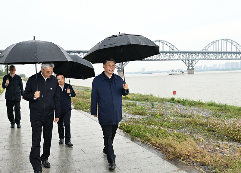 2023年10月10日，習(xí)近平總書記在江西省九江市長江國家文化公園九江城區(qū)段考察時(shí)，冒雨沿江堤步行察看沿岸風(fēng)貌。