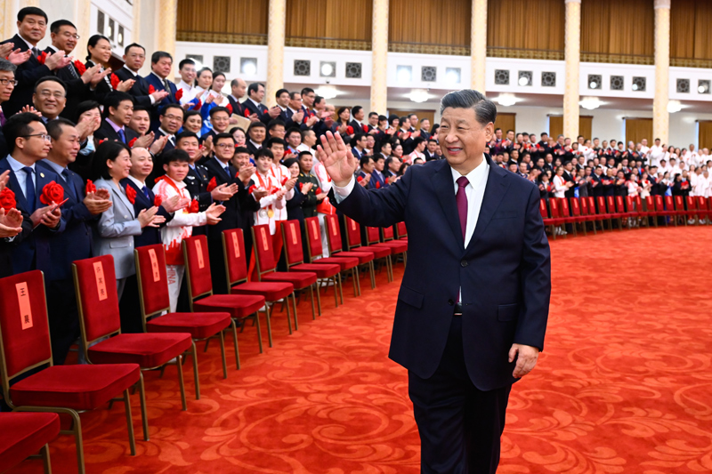 2022年4月8日，北京冬奧會(huì)、冬殘奧會(huì)總結(jié)表彰大會(huì)在北京人民大會(huì)堂隆重舉行。會(huì)前，習(xí)近平等會(huì)見(jiàn)北京冬奧會(huì)、冬殘奧會(huì)突出貢獻(xiàn)集體代表、突出貢獻(xiàn)個(gè)人和中國(guó)體育代表團(tuán)成員。