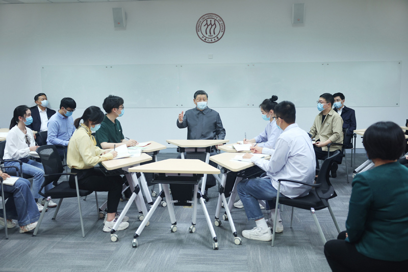 2022年4月25日，習(xí)近平總書(shū)記來(lái)到中國(guó)人民大學(xué)考察調(diào)研。這是總書(shū)記在立德樓觀摩思政課智慧教室現(xiàn)場(chǎng)教學(xué)并參與討論。