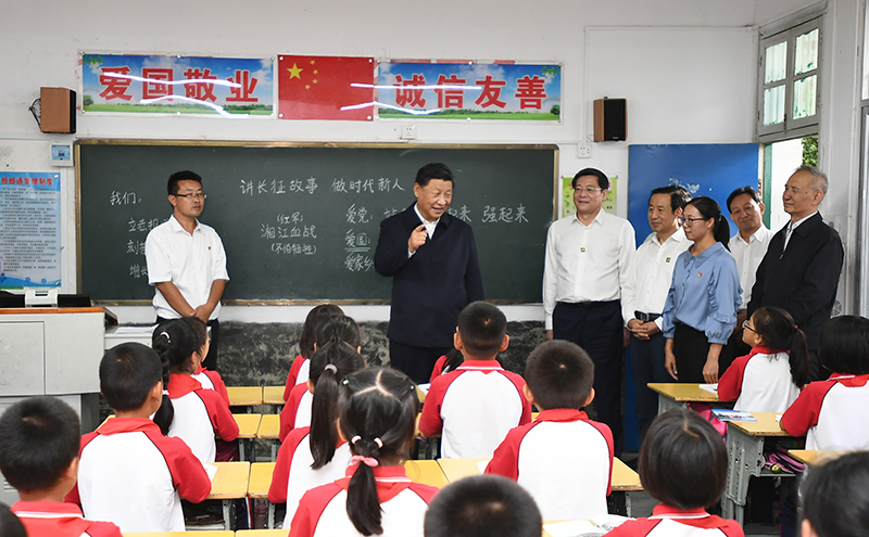2020年9月16日，習(xí)近平總書(shū)記在湖南省郴州市汝城縣文明瑤族鄉(xiāng)第一片小學(xué)，同正在上思政課的同學(xué)們親切交流。