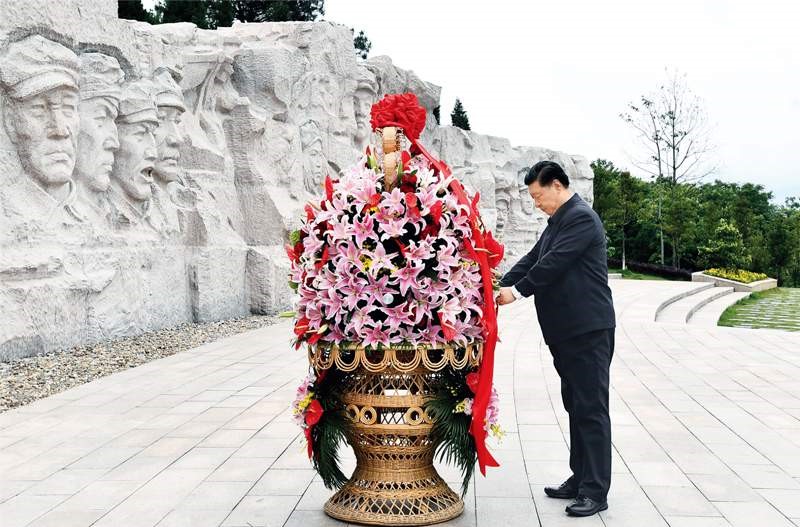 2021年4月25日至27日，中共中央總書記、國家主席、中央軍委主席習(xí)近平在廣西考察。這是25日上午，習(xí)近平在位于桂林市全州縣的紅軍長征湘江戰(zhàn)役紀(jì)念園，向湘江戰(zhàn)役紅軍烈士敬獻(xiàn)花籃。 新華社記者 謝環(huán)馳/攝