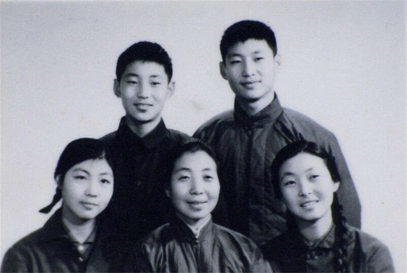 1972年冬，齊心和子女們。前排右起:齊橋橋、齊心、習(xí)安安。后排右起:習(xí)近平、習(xí)遠(yuǎn)平。