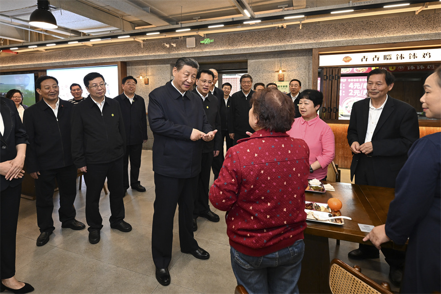 2024年4月22日下午，習(xí)近平在九龍坡區(qū)謝家灣街道民主村社區(qū)考察時，同正在社區(qū)食堂就餐的群眾親切交流。新華社記者 謝環(huán)馳 攝
