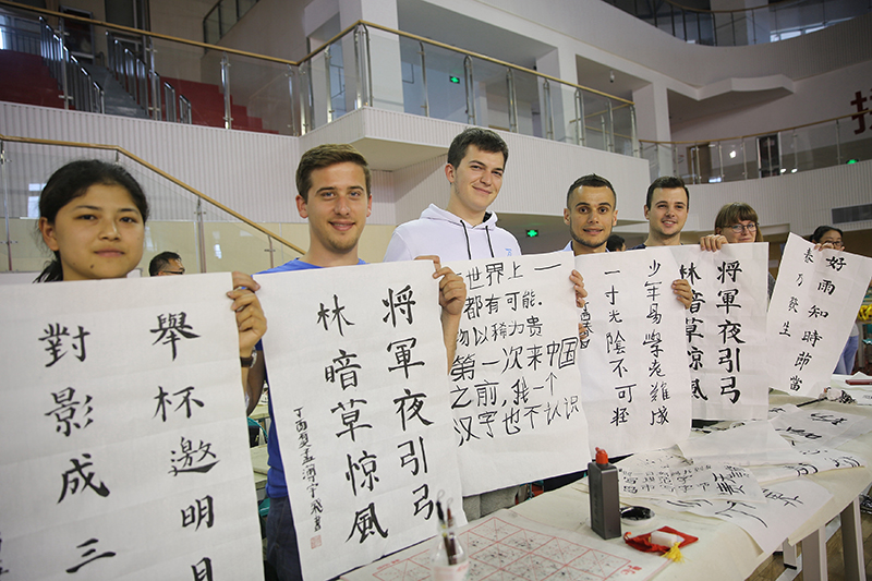 2017年6月5日，來自青島大學(xué)和中國(guó)石油大學(xué)（華東）的外國(guó)留學(xué)生在展示剛剛現(xiàn)場(chǎng)完成的書法作品。