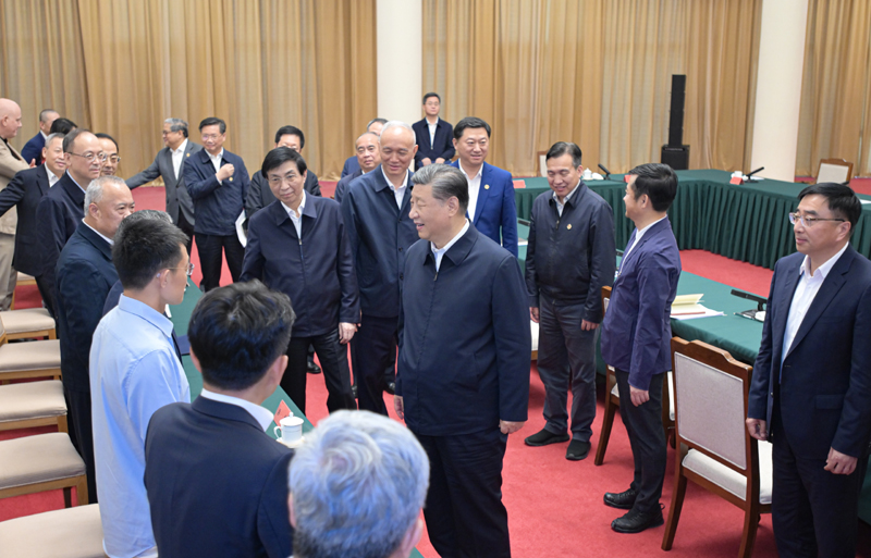 2024年5月23日，習近平總書記在山東省濟南市主持召開企業(yè)和專家座談會并發(fā)表重要講話。這是總書記同參會的企業(yè)和專家代表親切交流。