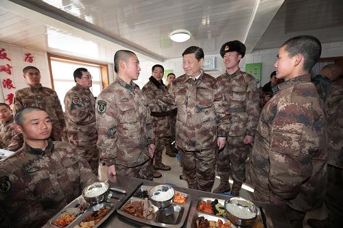 2014年1月26日中午，習(xí)近平來(lái)到連隊(duì)食堂，同戰(zhàn)士們一起用餐。新華社記者 李剛 攝