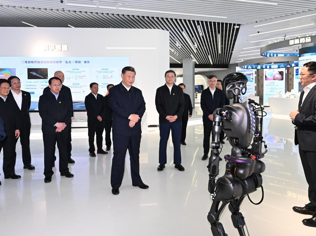 2023年11月28日下午，習(xí)近平在浦東新區(qū)張江科學(xué)城參觀上海科技創(chuàng)新成果展。新華社記者 謝環(huán)馳 攝