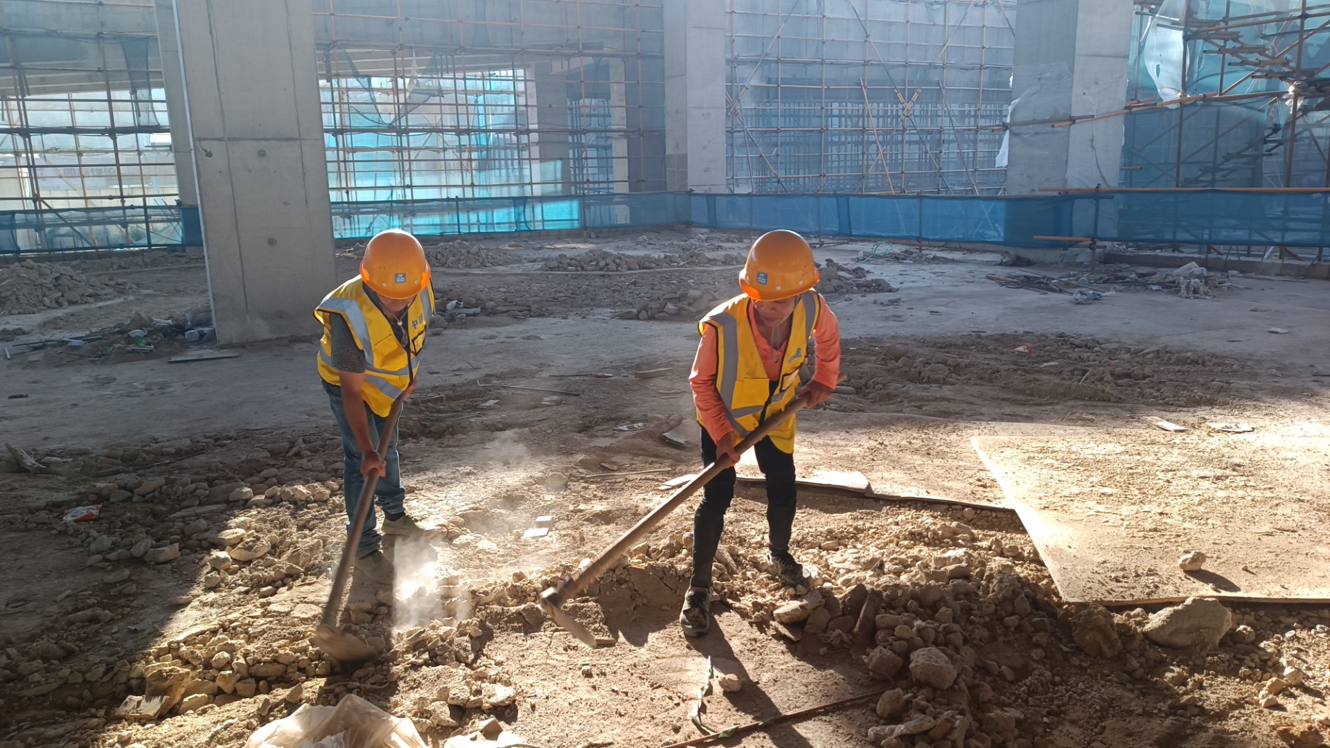 堅守一線“戰(zhàn)高溫” 項目建設(shè)有“涼策”，王俊宇拍攝2.jpg