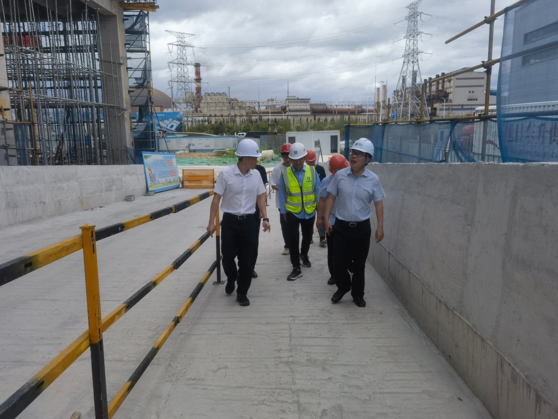 市交投集團(tuán)領(lǐng)導(dǎo)深入市交投物流集團(tuán)重點(diǎn)項(xiàng)目現(xiàn)場檢查指導(dǎo)防汛防臺(tái)風(fēng)工作，曾騫拍攝1.jpg