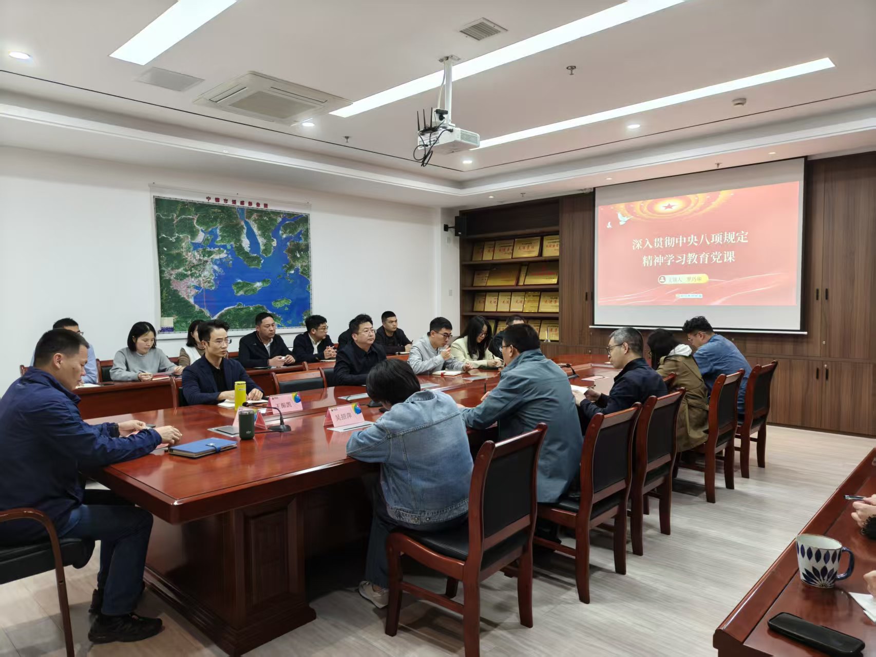 1745917651586873.jpg 市交投物流集團(tuán)黨支部開展“深入貫徹中央八項(xiàng)規(guī)定精神學(xué)習(xí)教育”專題黨課學(xué)習(xí).jpg